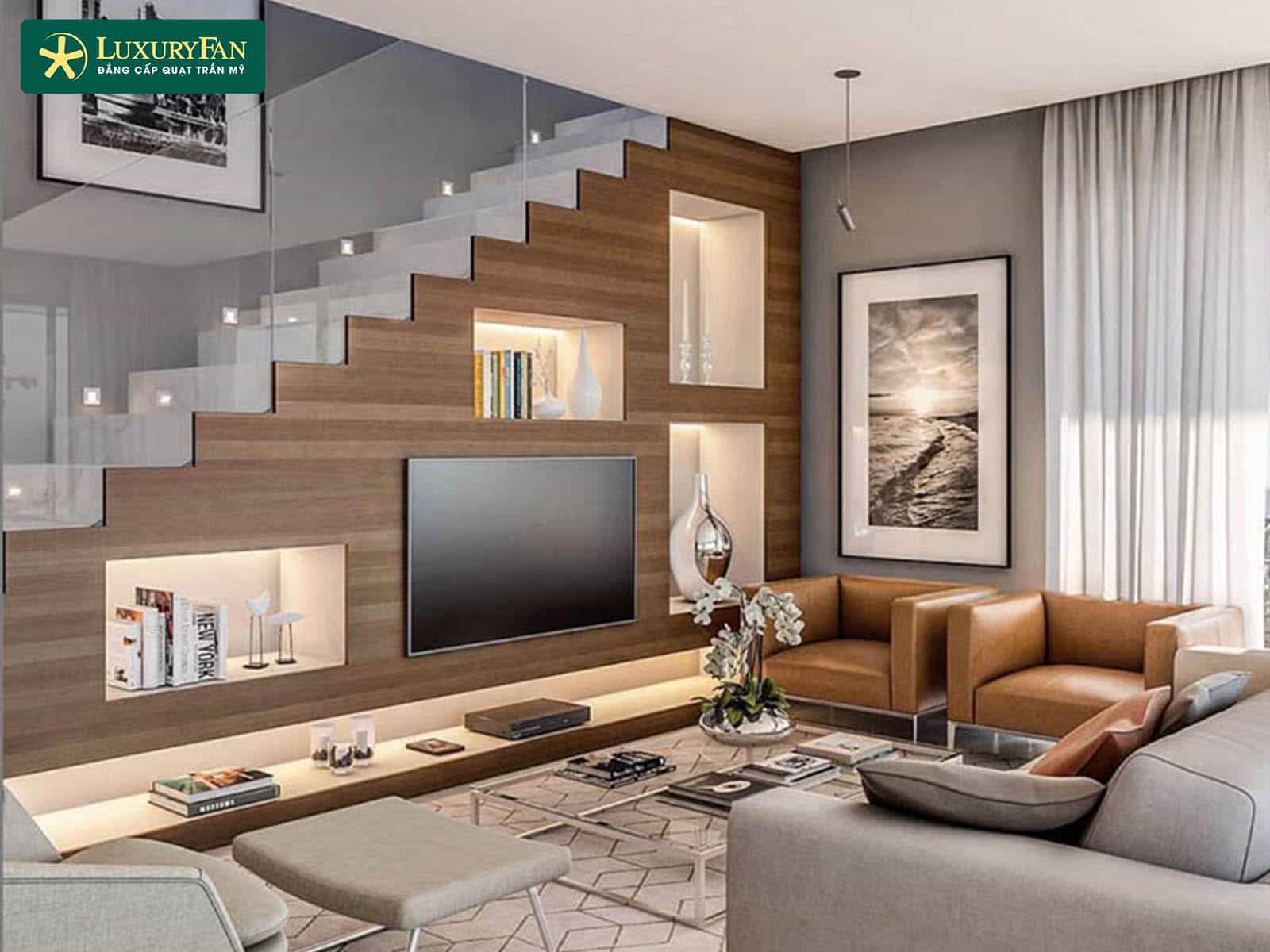 Phòng khách mẫu cầu thang nhà ống 5m trang trí thêm tranh ảnh decor