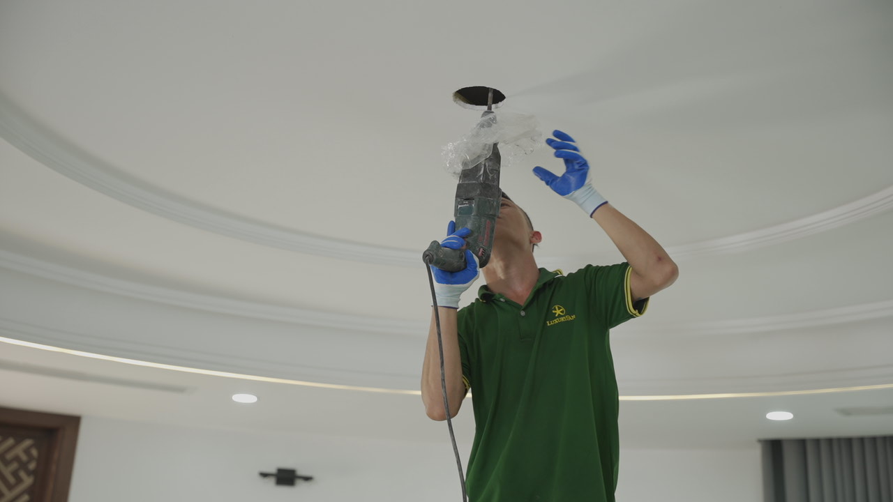 Khoét 1 lỗ nhỏ đường kính 10cm