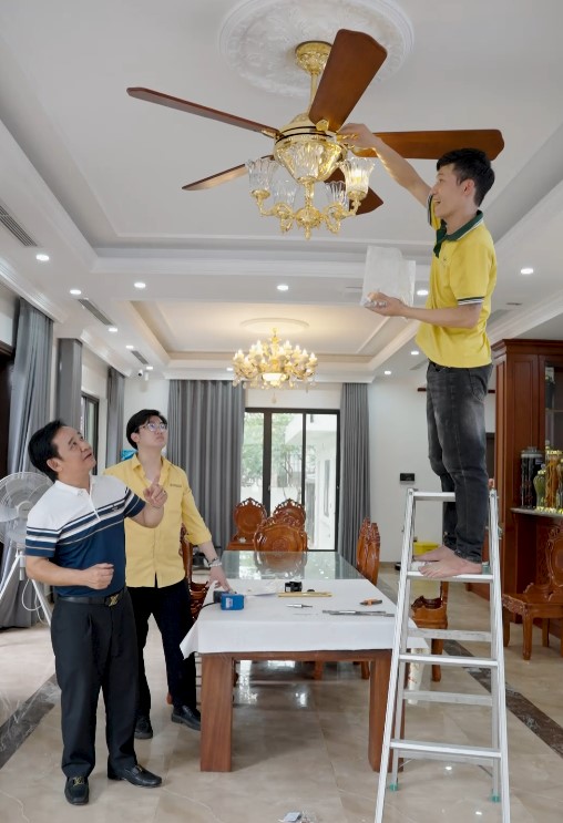 Kỹ thuật viên tay nghề cao LuxuryFan lắp tại Biệt thự vườn NSƯT Quang Tèo