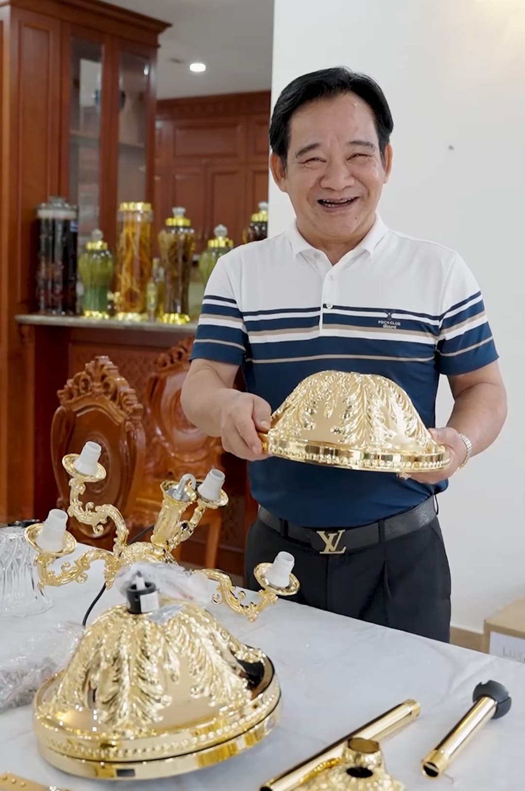 Chất liệu đồng mạ vàng 24K, tổng khối lượng hơn 20kg