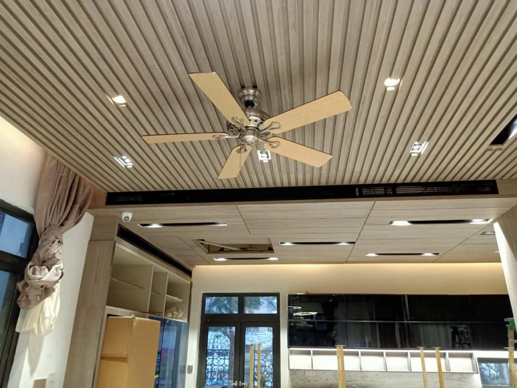 Lắp quạt trần không có móc treo với trần gỗ